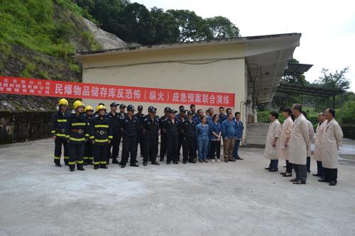海峽科化龍巖三家單位聯(lián)合舉行民爆物品儲存反恐怖（縱火）應(yīng)急預案演練。 葉莉攝[2].jpg