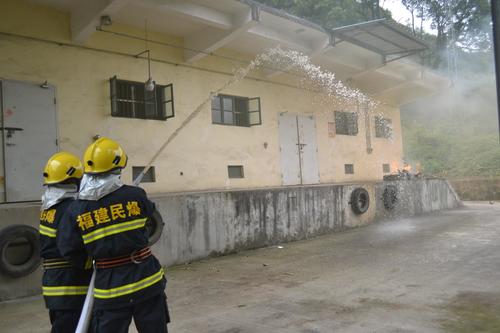 海峽科化龍巖三家單位聯(lián)合舉行民爆物品儲存反恐怖（縱火）應(yīng)急預案演練。兼職消防人員撲滅倉庫火��?��?葉莉攝[2].jpg
