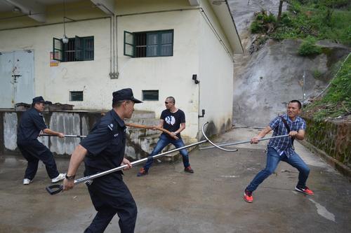 海峽科化龍巖三家單位聯(lián)合舉行民爆物品儲存反恐怖（縱火）應(yīng)急預案演練。圖為保衛(wèi)人員與暴恐嫌疑人搏斗��?葉莉攝[2].jpg