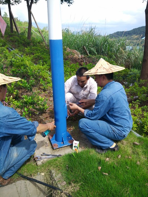 臺風(fēng)過后海峽科化龍巖分公司機修車間黨員齊力搶修故障路燈2。廖文毅 鐘強光攝[2].jpg