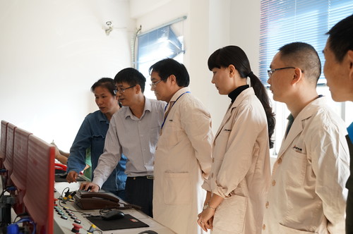 葉莉：吳彩洪董事長(zhǎng)到龍巖分公司調(diào)研。圖為深入江山乳二車(chē)間試驗(yàn)線中控室查看，與技術(shù)方負(fù)責(zé)人親切交��?[2].jpg