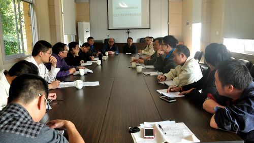 吳彩洪董事長等到永春分公司征求民主生活會職工意見與建議。（陳宏金）[2].jpg