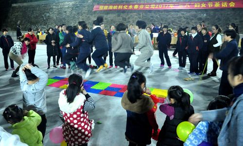 永春分公司三八節活動：光腳跳“指壓板”。（陳宏金）[3].jpg