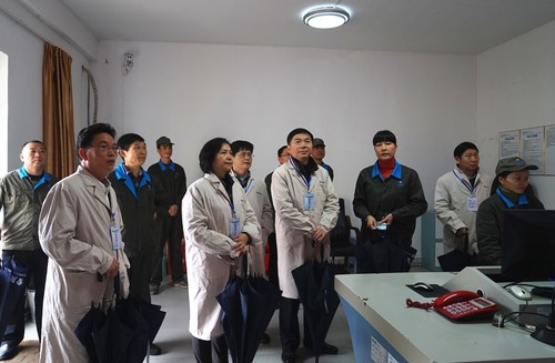 省國資委第二外派監事會主席林志坤到海峽科化龍巖分公司調研。圖為調研組深入車間監控室。葉莉攝[3].jpg
