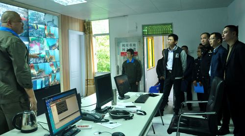 陳宏金：泉州市公安局到部門到永春分公司檢查安全維穩工作，圖為在主監控室察看生產情況。[3].jpg