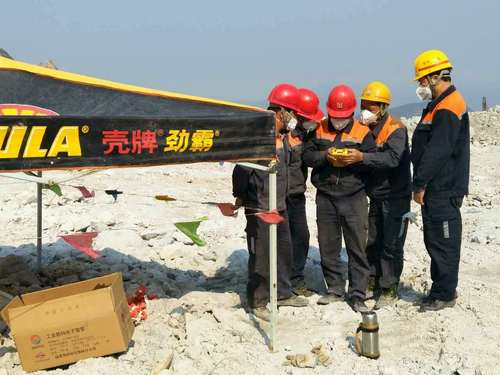 羅曉恒：富興上杭分公司員工學習使用數碼電子雷管.jpg