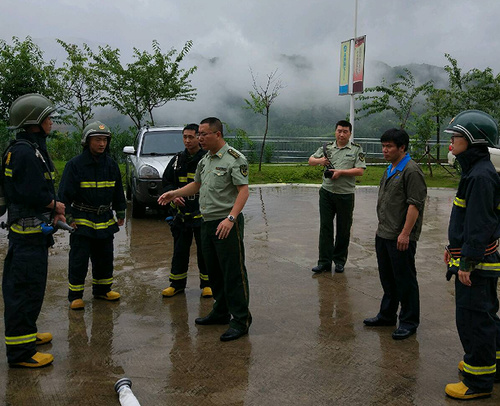 徐敬華：新羅區消防大隊到龍巖分公司檢查指導“微型消防站”建設工作。圖為指導消防隊伍進行“三分鐘救險”應急演練.jpg