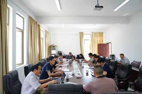工信部安全生產(chǎn)司安全督查組到海峽科化龍巖分公司開展安全專項(xiàng)督察。圖為會(huì)議現(xiàn)場(chǎng) 鄧義楨 攝.jpg