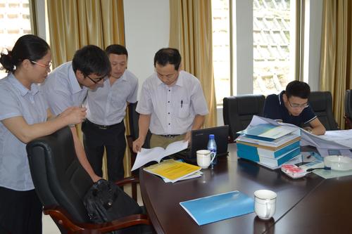 工信部安全生產(chǎn)司安全督查組到海峽科化龍巖分公司開展安全專項(xiàng)督察。圖為督察組專家相關(guān)內(nèi)業(yè)資料。蘇艷麗 攝.jpg