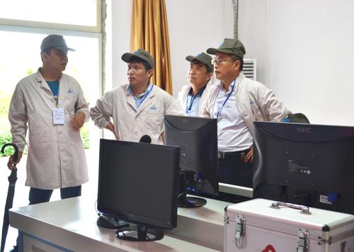 河北國防科工局副局長趙勛一行到海峽科化龍巖分公司交流指導分公司。圖為民爆考察團分組到一線車間參觀指導2.蘇艷麗 攝.jpg