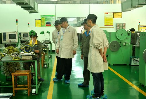 陳宏金：省經信委領導參觀永春分公司生產車間。_副本.jpg