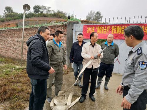 連益峰：公司副經理講解消防水帶的正確連接。.jpg