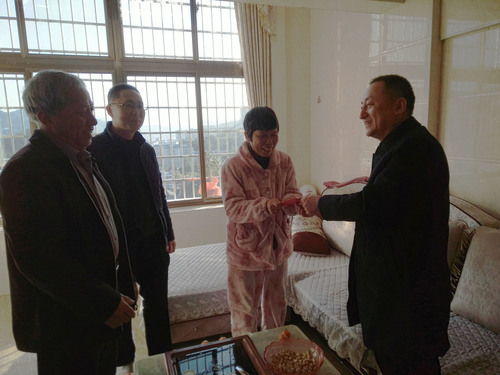 蘇艷麗：龍巖市安監局調研員張炳輝、工會主席陳雁昌及龍巖分公司黨委書記、工會主席熊林輝慰問困難職工 .jpg