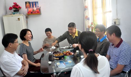 陳宏金：海科公司財務總監于欽華一行到永春分公司慰問困難職工。.jpg