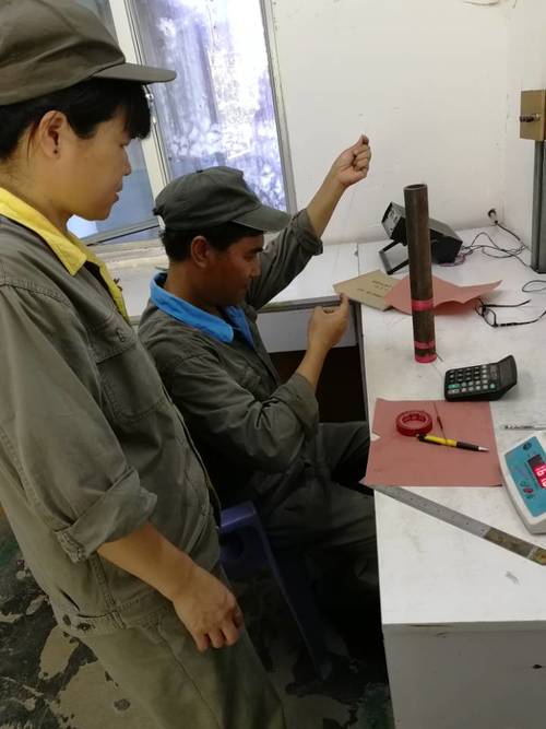 圖為技術人員對該批試驗品進行試爆檢測.jpg