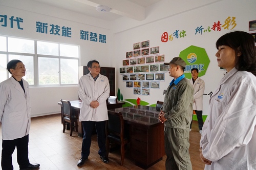 葉莉：海峽科化公司黨委書記、董事長吳彩洪參觀龍巖分公司電氣自動化“技能大師”創新工作室2.jpg