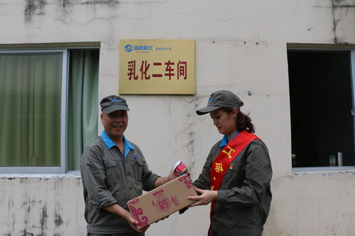 張力燕：龍巖分公司女工委組織女工黨員開展“戰高溫、防酷暑、保安全”送清涼活動1.jpg