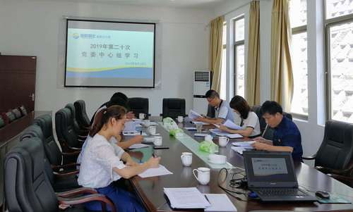 鐘林琳：龍巖分公司黨委認真學習《習近平在寧德》《習近平在廈門》等采訪實錄_調整大小.jpg
