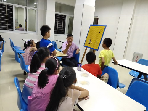 劉敏 付書記義務教授孩子們圍棋知識_調整大小.jpg