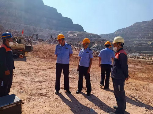 羅曉恒-上杭縣公安局副局長(zhǎng)袁建陽到紫金山礦區(qū)安全檢查_調(diào)整大小.jpg