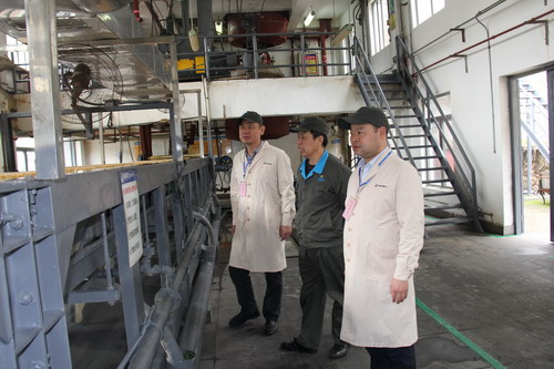 圖為祁忠清實地查看分公司各工序現場 (2)_調整大小.JPG