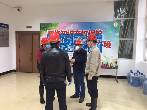 圖為：海科黨委委員、副總經(jīng)理張賢鋒檢查指導(dǎo)疫情防控工作現(xiàn)場（拍攝者彭華）_調(diào)整大小.jpg