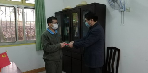 彩洪董事長慰問烽林先進個人_調整大小.jpg