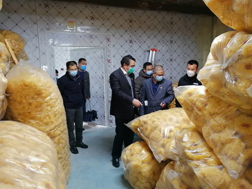 黃春生 海科永春 海峽科化公司黨委書記、董事長吳彩洪一行看望慰問駐山頭頂村第一書記黃春生1_調整大小.jpg