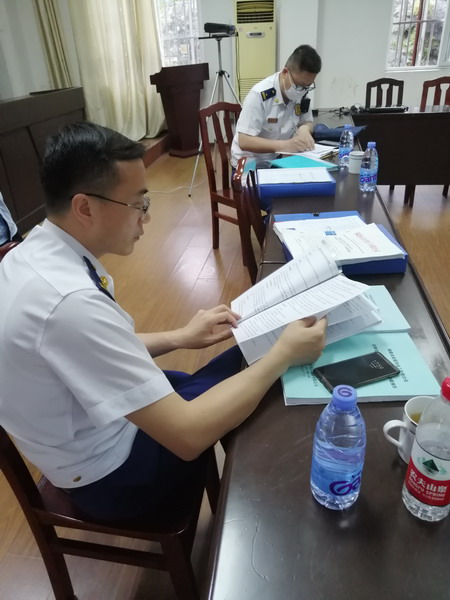 永安雙華公司鄧焱珍： 5�?5日下午三明消防支隊領導在會議室查閱安全相關資料的現場_調整大小.jpg