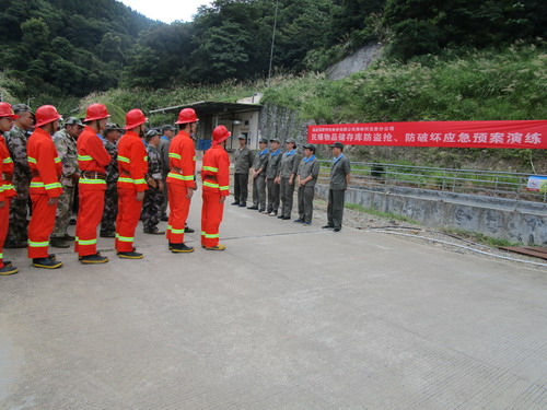 龍巖分公司開展民爆物品儲存庫防盜搶、防破壞應(yīng)急預(yù)案演�?_調(diào)整大小.jpg