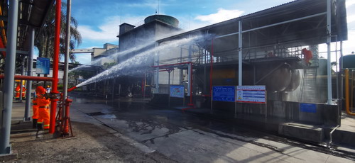 永安雙華公司陳婷婷：（插�?）義務(wù)消防隊(duì)員啟動消防水炮降低空氣氨濃度_調(diào)整大小.jpg