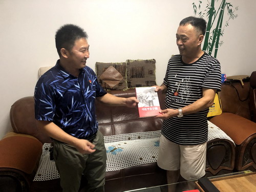 盧春雨（圖）福安分公司：“七一”慰問老黨�?黨情關懷暖人心_調整大小.jpg