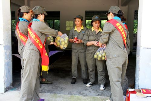 陳宏金：福安分公司工會、女工委到生產(chǎn)一線為職工送清涼�?.jpg