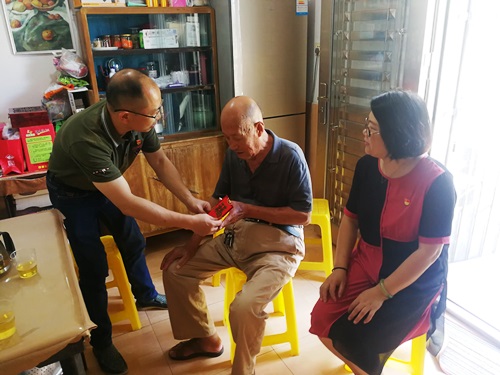 （建議采用）永安分公司鄭若男：永安分公司領導慰問65年黨齡老黨�?3).jpg
