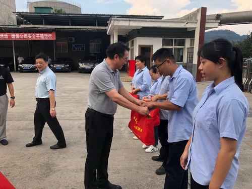 永安雙華公司吳泉艷：海峽科化黨委書記、董事長吳彩洪為雙華公司員工送清涼現場_調整大小.jpg