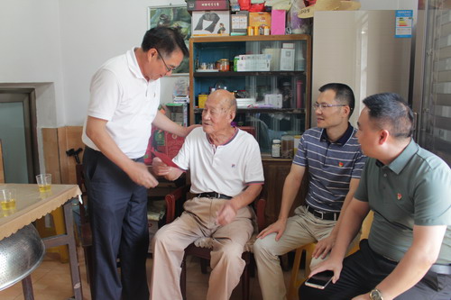 永安分公司鄭若男：海峽科化黨委書(shū)記、董事長(zhǎng)吳彩洪到永安分公司慰問(wèn)離休干�?(4)_調(diào)整大小.jpg