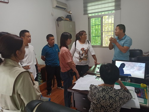 永安分公司劉卿云：燕南街道指導人員與分公司工作人員在進行問題反饋交流_調整大小.jpg