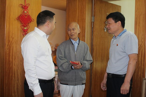 永安分公司鄭若男：海峽科化公司黨委委員、紀(jì)委書記何浦寨到永安分公司慰問60年以上黨齡老黨�?(3)_調(diào)整大小.JPG