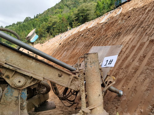 謝麟：龍巖分公司邊坡治理二期工程框架梁部份開始施工_調整大小.jpg