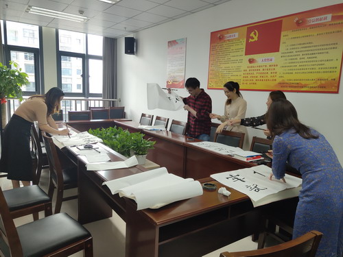海科省民�?劉敏 省民爆公司工會開展“習言習語 學思踐悟”獻墨活�?_調整大小.jpg