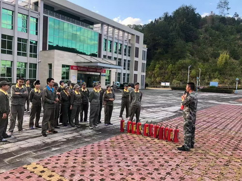 烽林施明淦：消防員講解滅火器使用方法_調整大小.jpg
