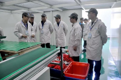 實地查看生產線情況~1.jpg