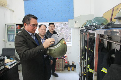 黃曉志：圖為吳書記查看分公司微型消防站建設管理工作~1.jpg