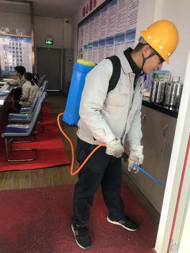 正月初一一線員工王瑾堅持疫情防控做好生產區域的消毒消殺工作(改）.jpg