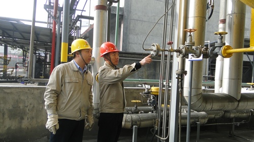 正月初二副總經理黃國添在巡檢現場指導崗位職工進行針形閥檢�?改）.jpg