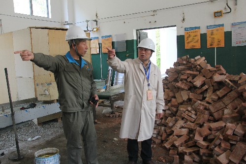 黃曉志：圖為張賢鋒深入技改現場進行實地檢�?(1)~1.jpg