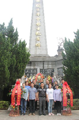 陳宏金：圖為機(jī)關(guān)黨支部祭掃活動現(xiàn)場~1.jpg