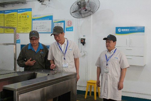 永安分公司賴寶祿：林心鑾深入車間項目技改試生產運行情況與智能化機器人裝車系統~1.jpg