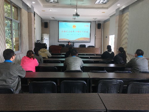 “弘揚(yáng)憲法精�?加強(qiáng)憲法實(shí)施”知識講座~1.jpg