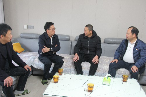 福安分公司胡廷淦：圖�?2�?2日海峽科化公司黨委副書記、總經(jīng)理顏建議走訪慰問福安分公司“一對一結(jié)對幫扶”困難職工~1.jpg